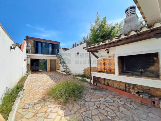 Masía en venta en Bisbal d´Empordà La. Exclusiva casa rústica en venta reformada con amplio jardín, terraza y zona barbacoa en La Bisbal dEmpordà. Masías Bisbal d´Empordà.
