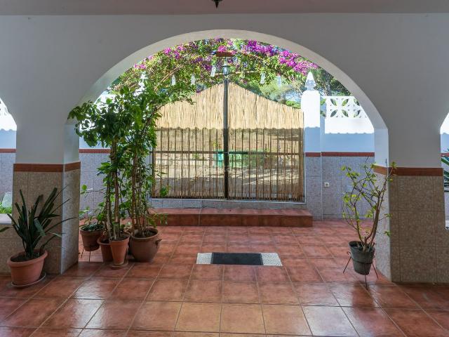 Masía en venta en Bonares. Encantadora casa de campo con piscina y apartamento independiente Paraje El Corchito Huelva, Andalucía. Masías.