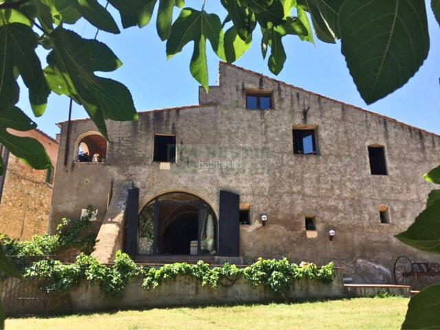 Masía en venta en Borrassà. Gran casa rústica en venta con jardín y licencia turística en el Alt Empordà Ideal inversión o vivienda familiar. Masías.