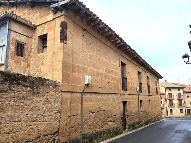 Masía en venta en Briones. Excelente propiedad del siglo XIX ubicada en el bonito y reconocido municipio de Briones La Rioja en el precio de 525.000. Masías.