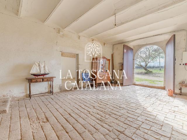 Masía en venta en Campllong. Masia del segle XVI situada a Campllong. Masías.
