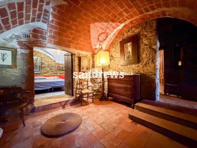 Masía en venta en Cantallops. Casa de pueblo en venta en el Alt Empordà con jardín, terraza y vistas panorámicas. Masías.