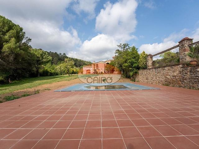 Masía en venta en calle De Lladó, Cabanelles, de 476 m² 3 habitaciones por 495.000
