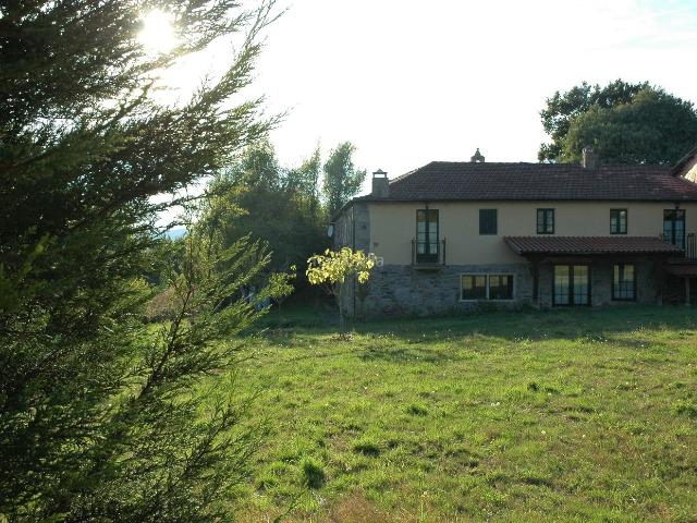 Masía en venta en Carballedo. GLOBAL IRV presenta esta magnífica casa de piedra, de unos 400 m2 construidos en parcela de 2140 m2. Masías.