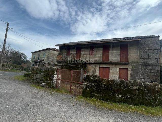 Masía en venta en Carballiño O. Lote de dos casas rústicas con amplia parcela en entorno tranquilo. Masías Carballiño.