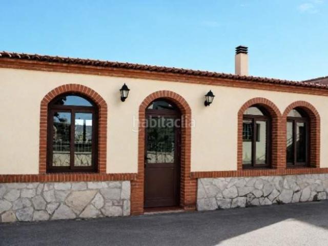 Masía en venta en Castellet i la Gornal. Encantadora casa rural construída en 1.970 en entorno tranquilo con amplias instalaciones. Masías Castellet i la.