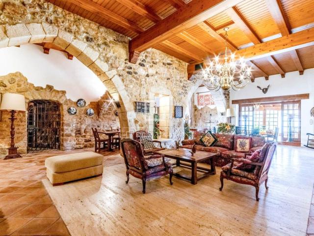 Masía en venta en Castellet i la Gornal. Exclusiva Masia en venta en la región de Penedès, Barcelona. Masías Castellet i la.