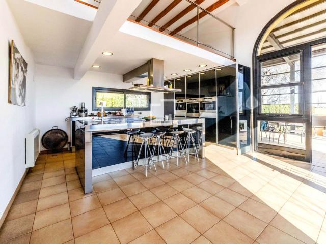 Masía en venta en Castellví de la Marca. Finca ecuestre con vivienda, piscina y establos en el Penedès, Barcelona. Masías Castellví de la.