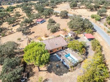 Casa en venta en Castillo de las Guardas El. Finca con 2 viviendas, cuadras y piscina en La Alcornocosa, Sierra Norte de Sevilla. Casas Castillo de las Guardas.