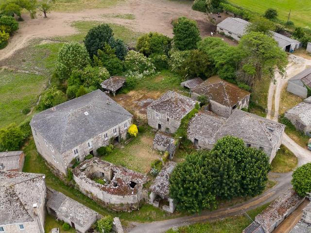 Masía en venta en Castroverde. Pazo rehabilitado con 3 hectáreas de terreno en Castroverde. Masías.