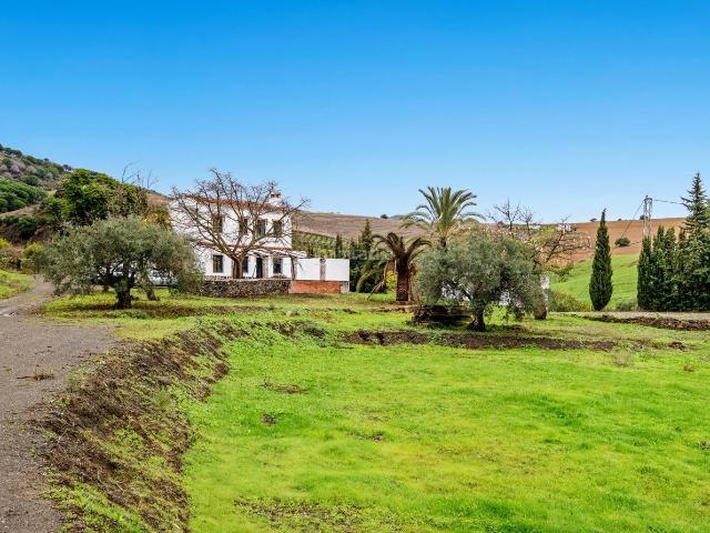 Masía en venta en Casarabonela. Naturaleza, Espacio y Confort en una gran casa de campo con piscina, porche y más de 40.000 metros de terreno. Masías.