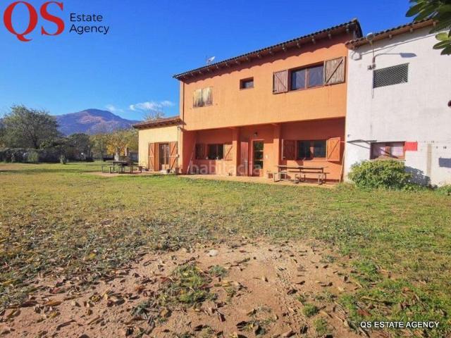 Casa en venta en Cellera de Ter La. Casa con la nave en Cellera de Ter. Casas Cellera de Ter.