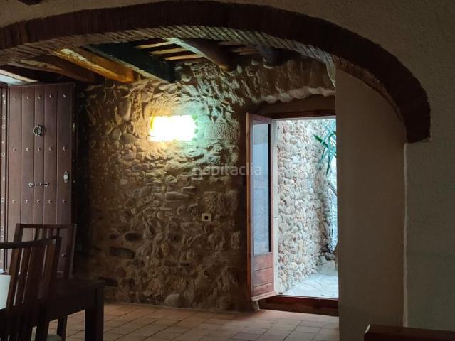Masía en venta en Cervià de Ter. Vida de poble a 20 min de Girona: casa reformada amb 5 habitacions, terrassa i llar de foc. Masías Cervià de.