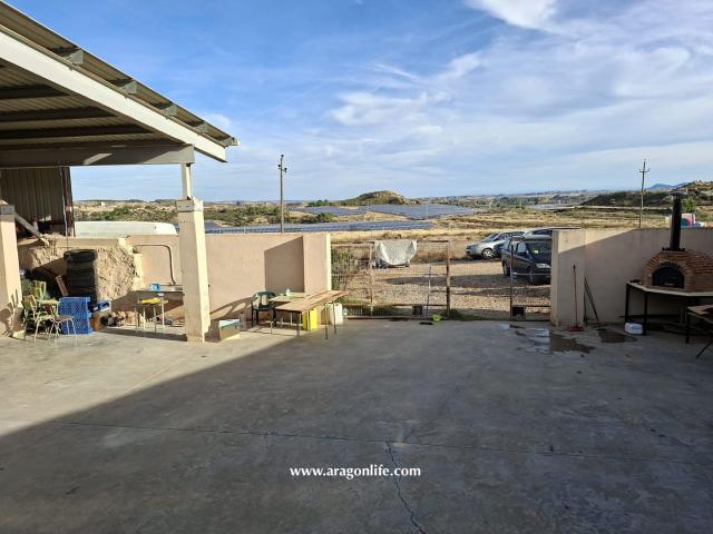 Masía en venta en Chiprana. Chalet construido en propiedad de 350m2 + 1Ha terreno. Chiprana Aragón. 130.000. Masías.