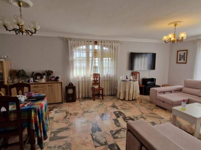 Masía en venta en Ciudad Rodrigo. GRAN CHALET CON 2 COCINAS 3 BAÑOS Y 8 HABITACIONES. Masías Ciudad.