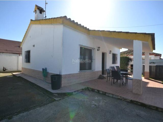 Masía en venta en Conil de la Frontera, Conil. Chalet en buen estado en parcela vallada de 275m2. Masías Conil de la.