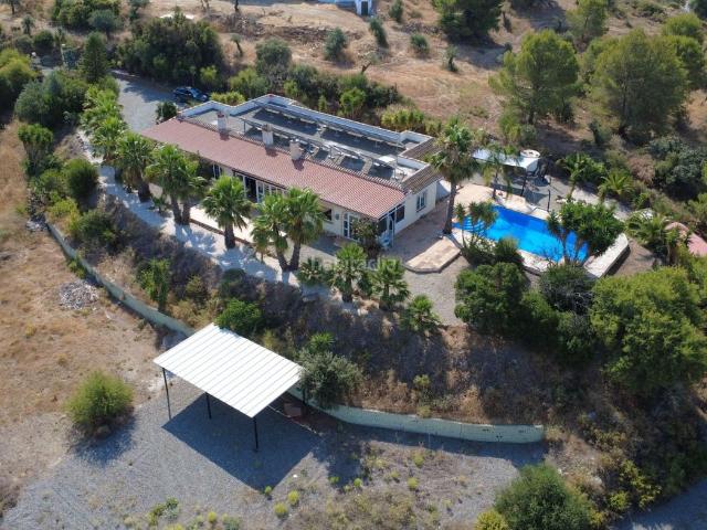 Masía en venta en Coín. Casa de campo de una sola planta con piscina y vistas panorámicas impresionantes en Coín. REF F5441146. Masías.