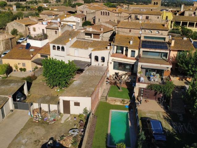 Masía en venta en Corçà. Casa de pueblo situada en Casavells, distribuida en dos plantas, con jardín privado y piscina. Una vivienda muy luminosa y con muc. Masías.