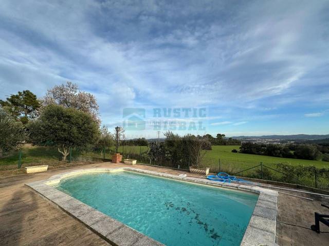 Masía en venta en Corçà. Finca en venta en el Empordà con masía, 5 hectáreas de terreno, piscina y explotación agrícola. Masías.