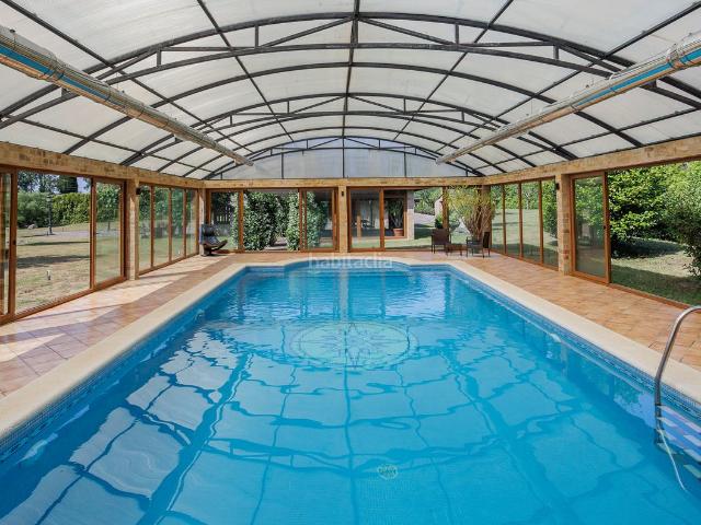 Masía en venta en Cospeito. Casa rústica con piscina cubierta, bodega y capilla en Cospeito. Masías.