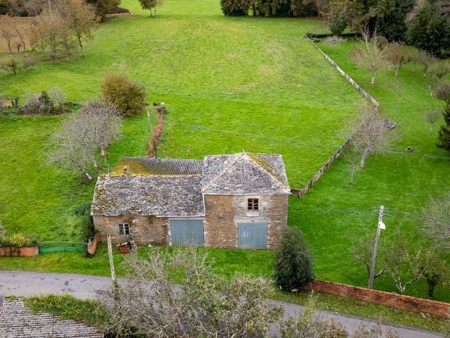 Masía en venta en Cospeito. Cinco construcciones de piedra con terreno edificable en Cospeito. Masías.