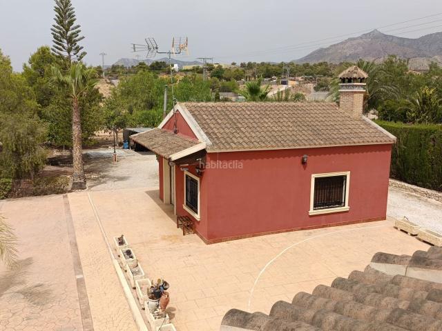 Masía en venta en Crevillente. En una zona tranquila de Crevillente, a pocos minutos del centro del municipio, se encuentra esta magnífica casa de campo ubicada. Masías.
