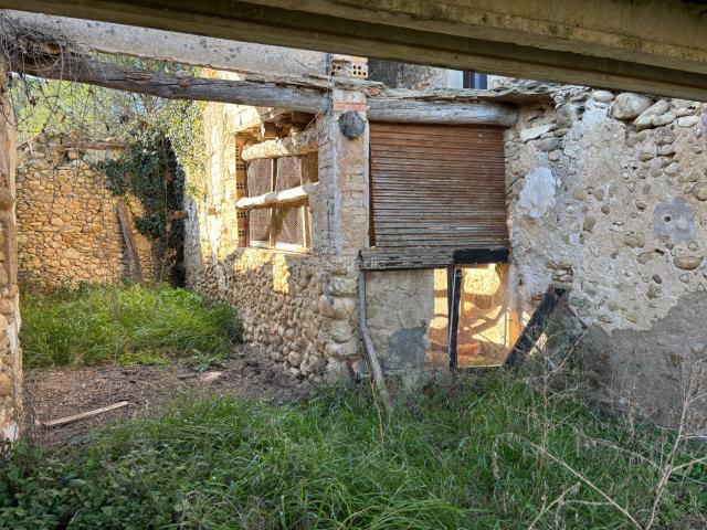 Masía en venta en Crespià. Masia asoleiada per reformar. Masías.