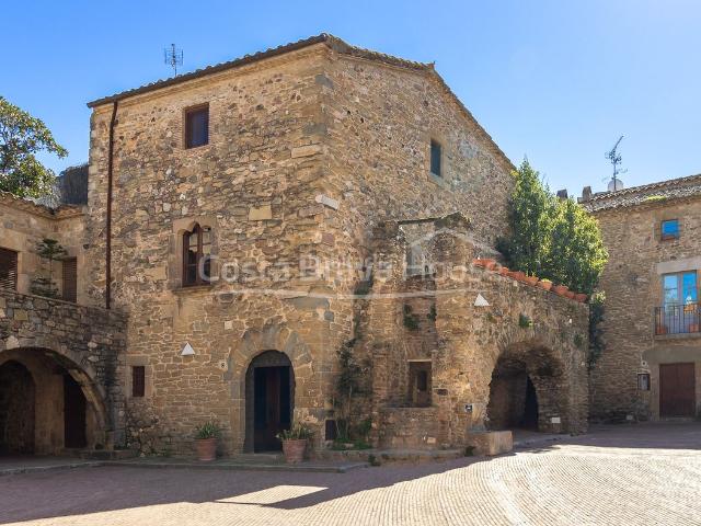 Masía en venta en Cruïlles, Monells i Sant Sadurní de l´Heura. Casa de piedra en venta en Monells con patio interior, 5 dormitorios, terrazas y vistas a la plaza medieval. Masías Cruïlles, Monells i.