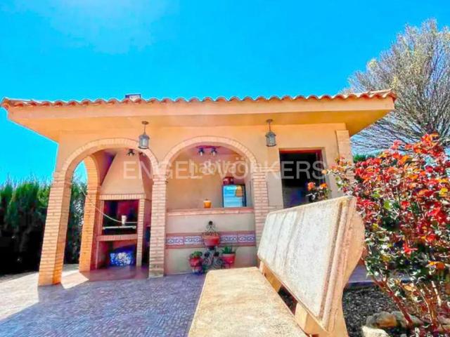 Chalet en venta en Daimiel. Exclusiva residencia con piscina y jardín en Daimiel, Ciudad Real. Chalets.
