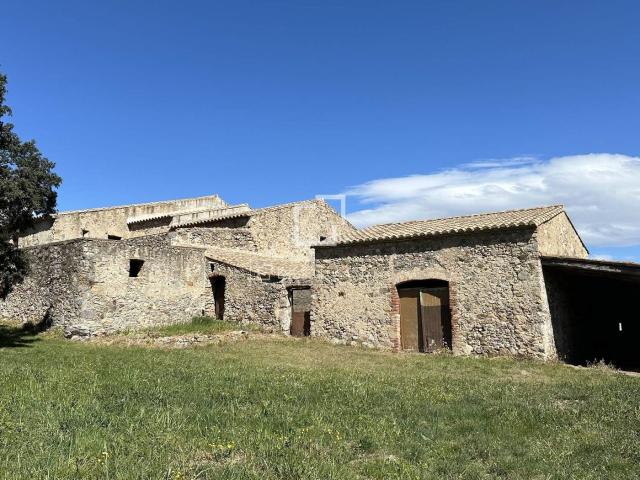 Masía en venta en Darnius. Casa rural de 7 dormitorios en venta en Alt Empordà, Girona. Masías.