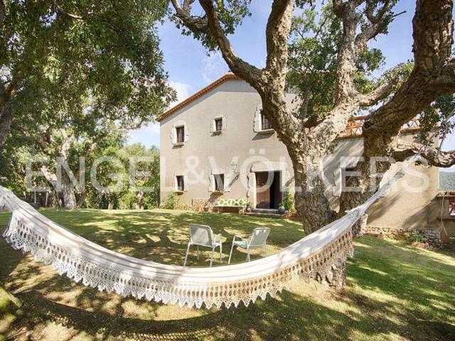 Masía en venta en Darnius. Finca tradicional catalana con jardín, terrazas y encanto en Darnius Alt Empordà. Masías.