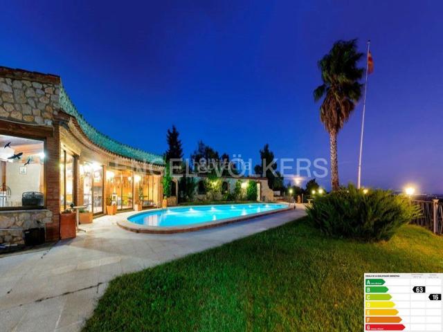 Masía en venta en Darnius. Villa única con licencia turística en reserva natural piscina, helipuerto y 10.000 m² de parcela. Masías.