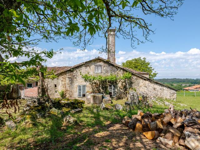 Masía en venta en Estrada A. Casa rústica a reformar con hórreo y finca edificable en A Estrada. Masías Estrada.