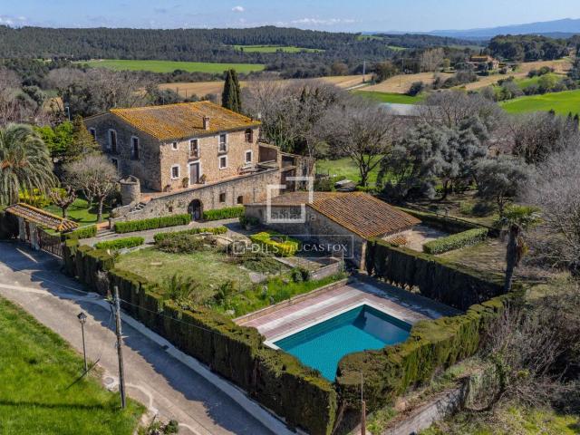 Masía en venta en Fontcoberta. Masía del siglo XIX de elegancia atemporal con jardines, piscina y tenis en el corazón del Pla de lEstany. Masías.