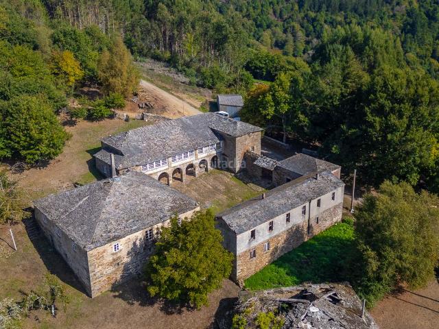 Masía en venta en Fonsagrada A. Caserío de piedra con 1,7 hectáreas en A Fonsagrada. Masías Fonsagrada.