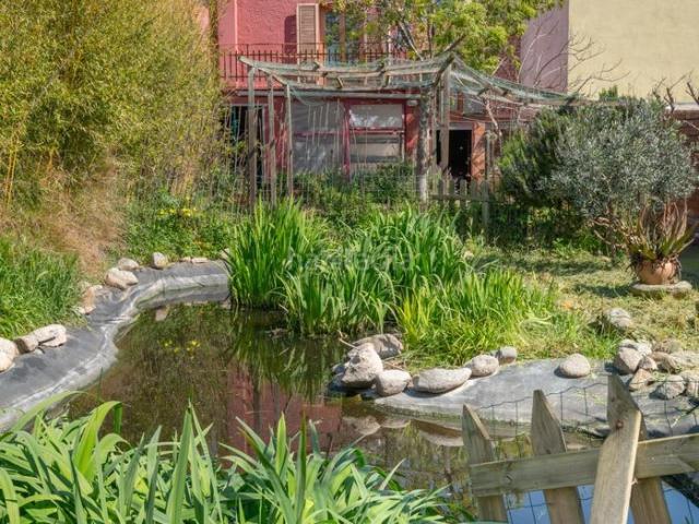 Masía en venta en Fortià. CASA ECOLÓGICA Y SOSTENIBLE CON JARDÍN DE 745 M2, DOBLE VIVIENDA Y ESPACIO PARA NEGOCIO EN EL ALT EMPORDÀ. Masías.
