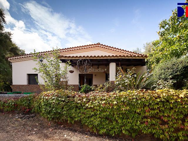 Masía en venta en Fuenteheridos. FINCA RUSTICA de casi 2,5 Ha con VIVIENDA NUEVA. Acceso directo a carretera. Agua urbana, pozo, electricidad. Masías.