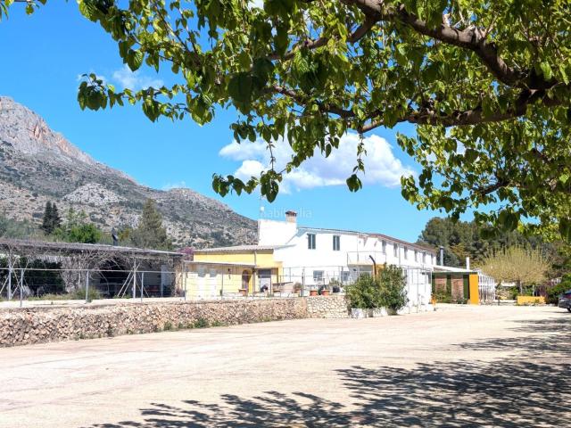 Chalet en venta en Gaianes. Finca rústica con negocio de restauración en venta en Gayanes ideal para extranjeros que desean vivir en Alicante. Chalets.