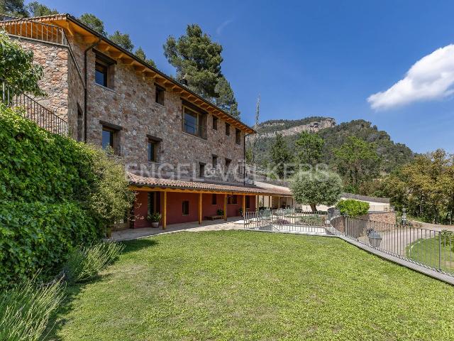 Chalet en venta en Gallifa. Exclusiva y única propiedad con piscina en Gallifa. Chalets.