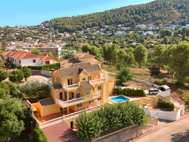Masía en venta en Gata de Gorgos. ORBA Amplia villa de cuatro plantas con vistas a la montaña, piscina y centro del pueblo a pie. Masías Gata de.