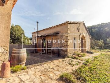 Masía en venta en Gelida. Complejo rural con 21 habitaciones y 46 ha cerca de Barcelona, en Castellví de Rosanes. Masías.