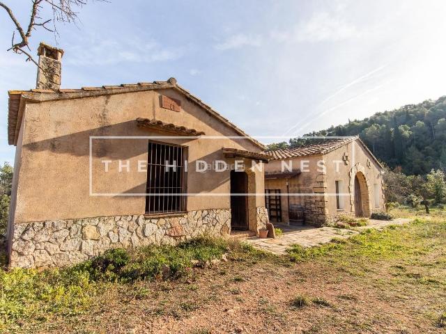 Masía en venta en Gelida. Complejo rural con 21 habitaciones y 46 ha cerca de Barcelona, en Castellví de Rosanes. Masías.
