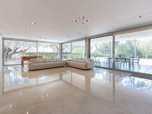Casa en venta en Godella. Lujosa casa en Campolivar sobre una parcela de más de 3.000m2. Casas.