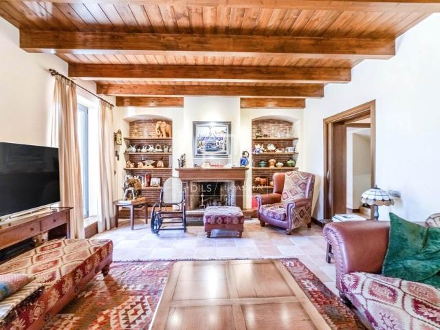 Masía en venta en Granada La. Exclusiva masía renovada de 6 dormitorios en venta en Penedès. Masías Granada.