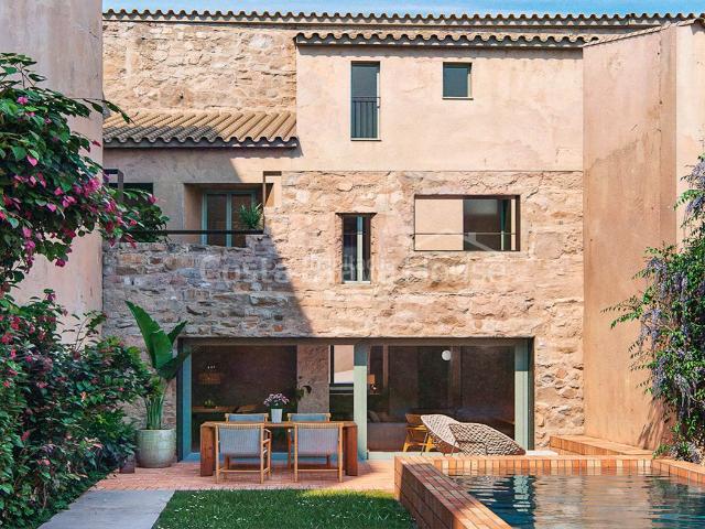 Masía en venta en Gualta Costa Brava. Casa de pueblo en venta para reformar, con jardín y proyecto en el centro histórico de Gualta, Baix Empordà. Masías.