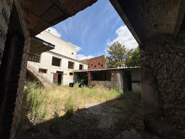 Masía en venta en Íscar. Panaderos Valladolid Inmobiliaria, Casa de pueblo en venta en Iscar con Patio. Masías.