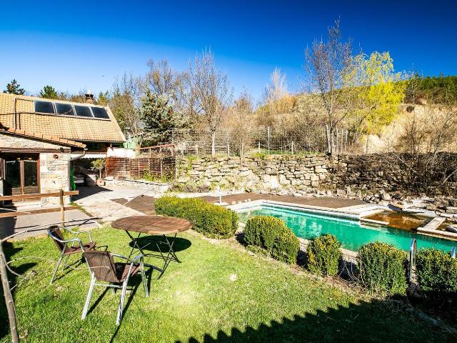 Masía en venta en Jaca, Poblaciones Norte. Sinfonía de Piedra, Madera y Naturaleza Exclusividad en el Corazón del Pirineo Espectacular Propiedad de Diseño Tradicional con 2. Masías.