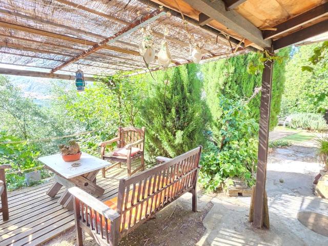 Masía en venta en Jaén, Jabalcuz. ¡Estupenda finca rústica con dos viviendas independientes, nave garaje, piscina privada y espectaculares vistas panorámicas!. Masías.