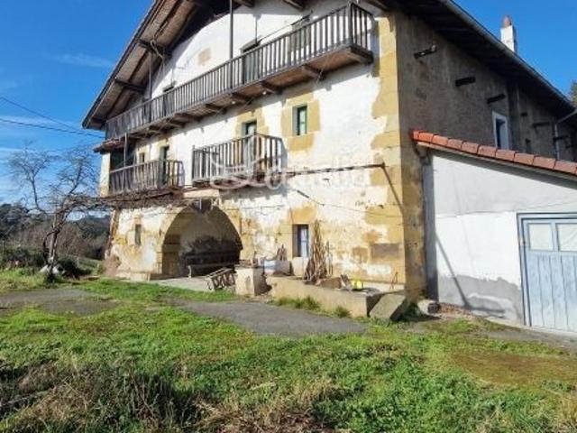 Masía en venta en Larrabetzu. SE VENDE CASERÍO CON TERRENO. BIEN COMUNICADO CON LARRABETZU. NEGOCIABLE. Masías.