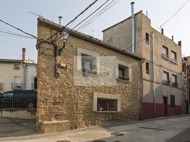Masía en venta en Larraga. El encanto de la piedra. La calidez de un hogar listo para disfrutar. Masías.